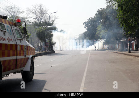 Dacca in Bangladesh. 28 Feb, 2017. L'uso di polizia un acqua canon e strappare la shell su manifestanti durante una mezza giornata di sciopero contro il gas aumento tariffario a Dhaka, nel Bangladesh, 28 febbraio 2017. Credito: ZUMA Press, Inc./Alamy Live News Foto Stock