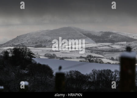 Welshpool, Powys, Regno Unito. Il 28 febbraio 2017. La neve copre le colline sopra Welshpool, Powys come tempesta Ewan porta le perturbazioni atmosferiche per il Regno Unito il martedì 28 febbraio, 2017. Un precedente sistema meteo, Storm Doris, alberi abbattuti e linee di alimentazione nella zona la scorsa settimana. Credito: Mike Sheridan/Alamy Live News Foto Stock