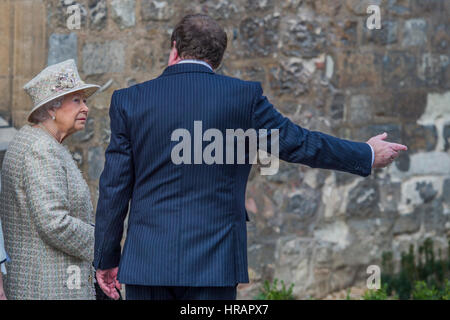 Londra, Regno Unito. 28 Feb, 2017. La regina, accompagnato dal Duca di Edimburgo, apre il nuovo sviluppo presso la Certosa di San Giacomo, Charterhouse Square - Londra 28 Feb 2017. Credito: Guy Bell/Alamy Live News Foto Stock