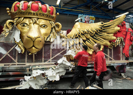 Duesseldorf, Germania. 28 Feb, 2017. Lavoratori prendere al di là di un galleggiante dopo il lunedì martedì grasso sfilata di carnevale a Duesseldorf in Germania, 28 febbraio 2017. Più di un centinaio di migliaia di persone hanno partecipato alle celebrazioni che sono in fase di smantellamento di un giorno più tardi. Foto: Federico Gambarini/dpa/Alamy Live News Foto Stock