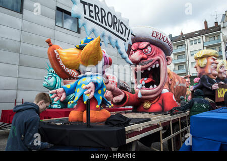 Duesseldorf, Germania. 28 Feb, 2017. Lavoratori prendere al di là di un galleggiante dopo il lunedì martedì grasso sfilata di carnevale a Duesseldorf in Germania, 28 febbraio 2017. Più di un centinaio di migliaia di persone hanno partecipato alle celebrazioni che sono in fase di smantellamento di un giorno più tardi. Foto: Federico Gambarini/dpa/Alamy Live News Foto Stock