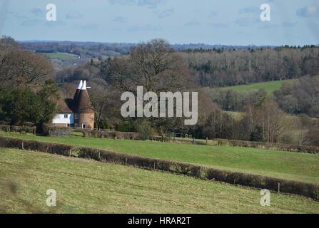 Weston-super-Mare, East Sussex, Regno Unito. Il 28 febbraio 2017. Una giornata di sole e cielo blu su una tradizionale oast house in East Sussex. Credito: Peter Cripps/Alamy Live News Foto Stock