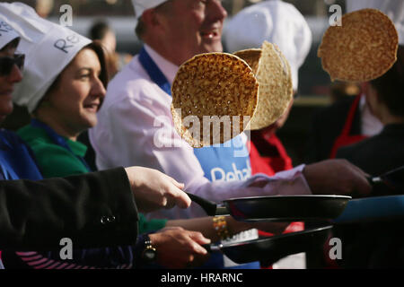 Londra, Regno Unito. 28 Feb, 2017. I partecipanti condire frittelle per i fotografi davanti al Rehab Pancake parlamentare gara nella torre di Victoria Gardens a Londra, in Gran Bretagna il 28 febbraio, 2017. La gara annuale tenutasi il Martedì grasso è un relè tra MPs, Signori e la media, e raccoglie fondi per la riabilitazione di carità di disabilità. Credito: Tim Irlanda/Xinhua/Alamy Live News Foto Stock