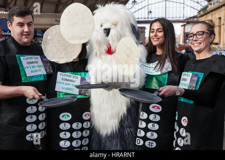 Windsor, Regno Unito. 28 Feb, 2017. I vincitori della xi Windsor e Eton Pancake gara in aiuto di Alexander Devine ospizio dei servizi. Credito: Mark Kerrison/Alamy Live News Foto Stock