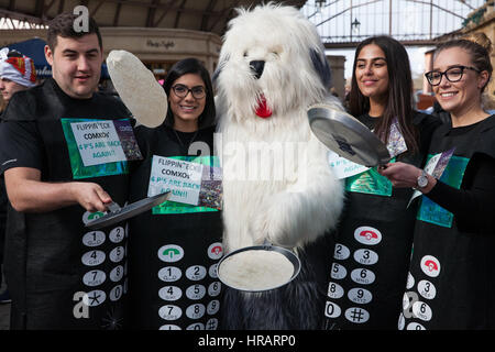 Windsor, Regno Unito. 28 Feb, 2017. I vincitori della xi Windsor e Eton Pancake gara in aiuto di Alexander Devine ospizio dei servizi. Credito: Mark Kerrison/Alamy Live News Foto Stock