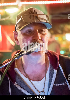 Hannover, Germania. Xiv Feb, 2017. Il cantante Kai Wingenfelder (l) della rock band "Fury nel macello' esercitarsi in una sala prove di Hannover, Germania, 14 febbraio 2017. Foto: Peter Steffen/dpa/Alamy Live News Foto Stock