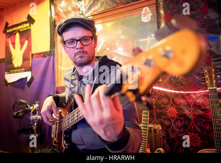 Hannover, Germania. Xiv Feb, 2017. Il bassista Christian Decker del rock band "Fury nel macello' esercitarsi in una sala prove di Hannover, Germania, 14 febbraio 2017. Foto: Peter Steffen/dpa/Alamy Live News Foto Stock