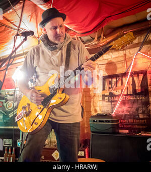 Hannover, Germania. Xiv Feb, 2017. Il chitarrista Thorsten Wingenfelder della rock band "Fury nel macello' esercitarsi in una sala prove di Hannover, Germania, 14 febbraio 2017. Foto: Peter Steffen/dpa/Alamy Live News Foto Stock