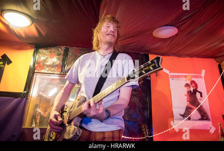 Hannover, Germania. Xiv Feb, 2017. Il chitarrista Christof Stein-Schneider della rock band "Fury nel macello' esercitarsi in una sala prove di Hannover, Germania, 14 febbraio 2017. Foto: Peter Steffen/dpa/Alamy Live News Foto Stock