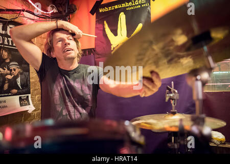 Hannover, Germania. Xiv Feb, 2017. Il batterista Rainer Schumann della rock band "Fury nel macello' esercitarsi in una sala prove di Hannover, Germania, 14 febbraio 2017. Foto: Peter Steffen/dpa/Alamy Live News Foto Stock