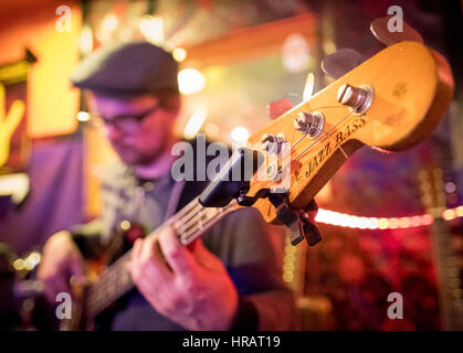 Hannover, Germania. Xiv Feb, 2017. Il bassista Decke cristiana della rock band "Fury nel macello' esercitarsi in una sala prove di Hannover, Germania, 14 febbraio 2017. Foto: Peter Steffen/dpa/Alamy Live News Foto Stock