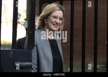 A Downing Street, Londra, Regno Unito. 28 Feb, 2017. Ambra Rudd il Segretario di Stato per il Dipartimento Home Credito: Dinendra Haria/Alamy Live News Foto Stock