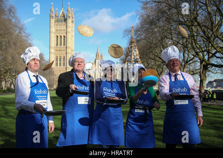 Torre di Victoria Gardens, Londra, Regno Unito. 28 Feb, 2017. Signore Porter di Spalding CBE, Signore Kennedy di Southwark, la Baronessa Bertin, Lord St John di Bletso lanciando i pancake. Signori parlamentari e membri del team di supporto prendere parte a pancake race - festeggia 20 anni di capovolgimento per la riabilitazione della carità e il suo lavoro con le persone disabili. Credito: Dinendra Haria/Alamy Live News Foto Stock