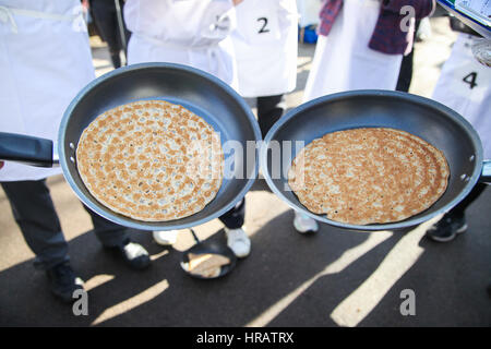 Torre di Victoria Gardens, Londra, Regno Unito. 28 Feb, 2017. Frittelle. Signori parlamentari e membri del team di supporto prendere parte a pancake race - festeggia 20 anni di capovolgimento per la riabilitazione della carità e il suo lavoro con le persone disabili. Credito: Dinendra Haria/Alamy Live News Foto Stock