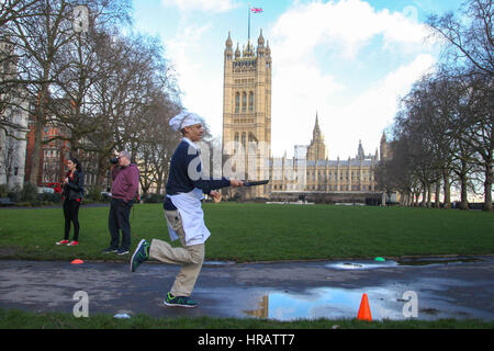 Torre di Victoria Gardens, Londra, Regno Unito. 28 Feb, 2017. Signori parlamentari e membri del team di supporto prendere parte a pancake race - festeggia 20 anni di capovolgimento per la riabilitazione della carità e il suo lavoro con le persone disabili. Credito: Dinendra Haria/Alamy Live News Foto Stock