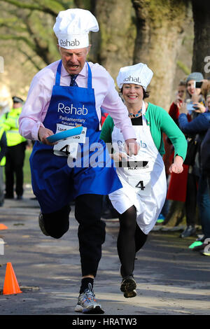 Torre di Victoria Gardens, Londra, Regno Unito. 28 Feb, 2017. Lord St John di Bletso. Signori parlamentari e membri del team di supporto prendere parte a pancake race - festeggia 20 anni di capovolgimento per la riabilitazione della carità e il suo lavoro con le persone disabili. Credito: Dinendra Haria/Alamy Live News Foto Stock