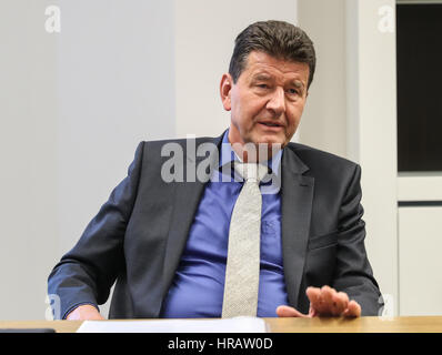 Berlino, Germania. Il 27 febbraio, 2017. Presidente della Repubblica federale di Germania il trasporto ferroviario internazionale di merci Business Association (IBS) l'Olaf Krueger riceve un'intervista con Xinhua a Berlino, capitale della Germania, il 27 febbraio 2017. In Germania il trasporto ferroviario internazionale di merci Business Association (IBS) ha espresso la sua speranza che la Cina sta arrivando la cinghia e la strada forum contribuirà a potenziare ulteriormente la transnazionale del trasporto merci ferroviario. Credito: Shan Yuqi/Xinhua/Alamy Live News Foto Stock