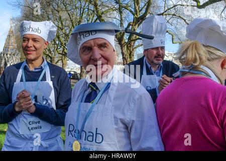 Londra, Regno Unito. 28 Feb, 2017. Pancake gara tra MP, signori e il supporto per raccogliere fondi per la riabilitazione di una carità che che aiuta le persone con disabilità fisiche e mentali. Credito: claire doherty/Alamy Live News Foto Stock