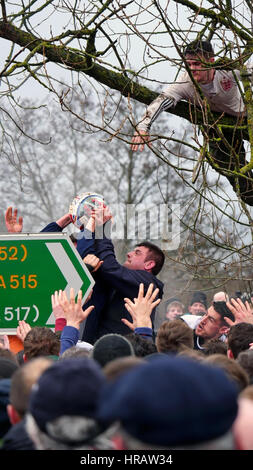 Ashbourne, Regno Unito. 28 Feb, 2017. Ashbourne Royal Shrovetide Football ventottesimo febbraio 2017 Derbyshire upards contro downards Credito: Doug Blane/Alamy Live News Foto Stock