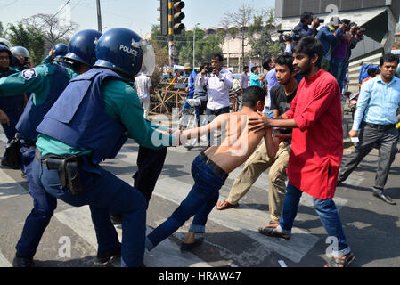 Dacca in Bangladesh. 28 Feb, 2017. Police chase lontano percussori protestando i prezzi del gas escursione a Shahabag durante una mezza giornata chiamato shutdown inclinate a sinistra parti CPB e BaSod nella capitale Dhaka, Bangladesh, il 28 febbraio 2017. Almeno dieci manifestanti sono stati arrestati il martedì da Dacca Shahbagh del credito: Mamunur Rashid/Alamy Live News Foto Stock