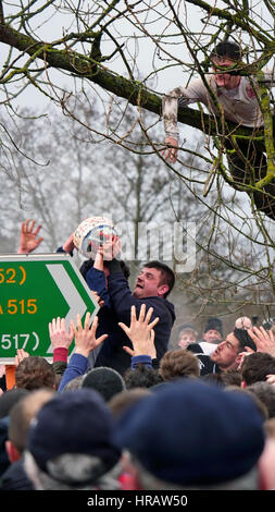 Ashbourne, Regno Unito. 28 Feb, 2017. Ashbourne Royal Shrovetide Football ventottesimo febbraio 2017 Derbyshire upards contro downards Credito: Doug Blane/Alamy Live News Foto Stock