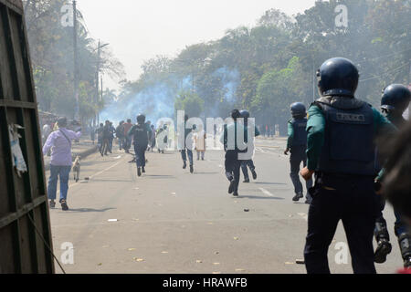 Dacca in Bangladesh. 28 Feb, 2017. Police chase lontano percussori protestando i prezzi del gas escursione a Shahabag durante una mezza giornata chiamato shutdown inclinate a sinistra parti CPB e BaSod nella capitale Dhaka, Bangladesh, il 28 febbraio 2017. Almeno dieci manifestanti sono stati arrestati il martedì da Dacca Shahbagh del credito: Mamunur Rashid/Alamy Live News Foto Stock