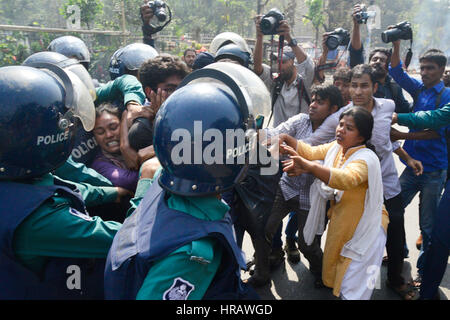 Dacca in Bangladesh. 28 Feb, 2017. Police chase lontano percussori protestando i prezzi del gas escursione a Shahabag durante una mezza giornata chiamato shutdown inclinate a sinistra parti CPB e BaSod nella capitale Dhaka, Bangladesh, il 28 febbraio 2017. Almeno dieci manifestanti sono stati arrestati il martedì da Dacca Shahbagh del credito: Mamunur Rashid/Alamy Live News Foto Stock