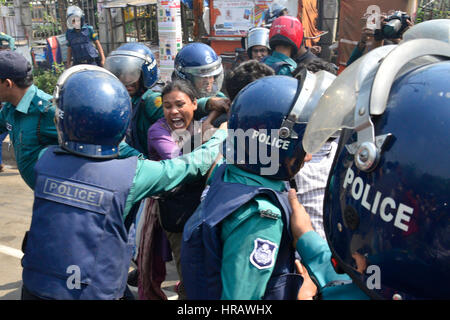 Dacca in Bangladesh. 28 Feb, 2017. Police chase lontano percussori protestando i prezzi del gas escursione a Shahabag durante una mezza giornata chiamato shutdown inclinate a sinistra parti CPB e BaSod nella capitale Dhaka, Bangladesh, il 28 febbraio 2017. Almeno dieci manifestanti sono stati arrestati il martedì da Dacca Shahbagh del credito: Mamunur Rashid/Alamy Live News Foto Stock