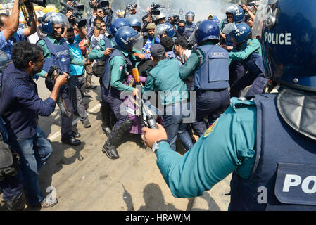 Dacca in Bangladesh. 28 Feb, 2017. Police chase lontano percussori protestando i prezzi del gas escursione a Shahabag durante una mezza giornata chiamato shutdown inclinate a sinistra parti CPB e BaSod nella capitale Dhaka, Bangladesh, il 28 febbraio 2017. Almeno dieci manifestanti sono stati arrestati il martedì da Dacca Shahbagh del credito: Mamunur Rashid/Alamy Live News Foto Stock