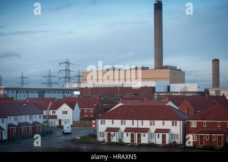 Dartford, Inghilterra, Regno Unito. Le nuvole sorgono su Littlebrook Power Station, vicino a Dartford Kent. Esso torri alte sopra la nuova costruzione di case che sono state costruite con la sua ombra. Littlebrook Power Station si riferisce ad una serie di quattro olio e centrali elettriche a carbone situato sulla riva sud del Tamigi, vicino al Queen Elizabeth 2 Bridge e il Dartford Tunnel di Dartford Kent. La finale della stazione di alimentazione, Littlebrook D, cessato l'attività nel marzo 2015. Credito: Windmill Immagini/Alamy Live News Foto Stock