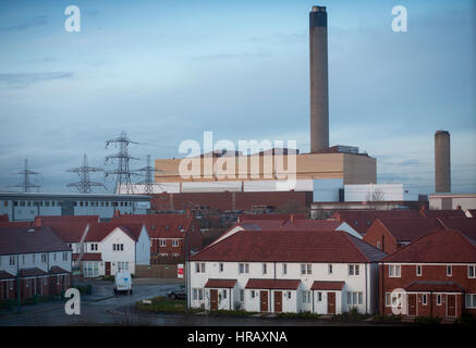 Dartford, Inghilterra, Regno Unito. Le nuvole sorgono su Littlebrook Power Station, vicino a Dartford Kent. Esso torri alte sopra la nuova costruzione di case che sono state costruite con la sua ombra. Littlebrook Power Station si riferisce ad una serie di quattro olio e centrali elettriche a carbone situato sulla riva sud del Tamigi, vicino al Queen Elizabeth 2 Bridge e il Dartford Tunnel di Dartford Kent. La finale della stazione di alimentazione, Littlebrook D, cessato l'attività nel marzo 2015. Credito: Windmill Immagini/Alamy Live News Foto Stock