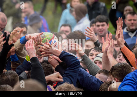 Ashbourne, Derbyshire, Regno Unito. 28 feb 2017. L annuale Shrovetide football ha avuto luogo oggi nel Derbyshire città mercato di Ashbourne. Fino, arti e verso il basso, le carte stanno facendo battaglia in un gioco che potrebbe andare avanti fino alle 10.00pm stasera, oppure fino a quando una sfera è imprigionato nel fiume Henmore. Credito: Ian Francesco/Alamy Live News Foto Stock