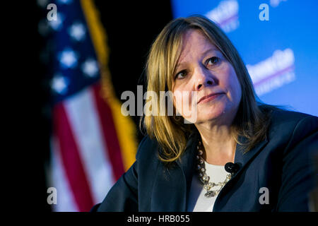 Washington, DC, Stati Uniti d'America. 28 Feb, 2017. Maria Barra, Presidente e CEO di General Motors partecipa in una intervista durante un economico Club di Washington evento a Washington D.C., il 28 febbraio 2017. Credito: Kristoffer Tripplaar/Alamy Live News Foto Stock