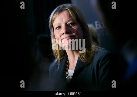 Washington, DC, Stati Uniti d'America. 28 Feb, 2017. Maria Barra, Presidente e CEO di General Motors parla ai membri dei media a seguito di un Club Economico di evento di Washington a Washington D.C., il 28 febbraio 2017. Credito: Kristoffer Tripplaar/Alamy Live News Foto Stock