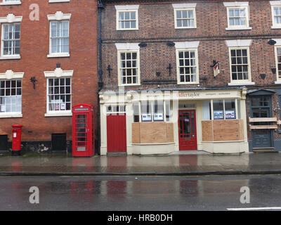 Ashbourne, Derbyshire, Regno Unito. Il rumble annuale tra il Uppards e Downards che è Ashbourne Royal Shrovetide Footabll luogo. Essenzialmente un gigante scrum di rugby che si svolge in tutta la città, i giocatori hanno per obiettivo la sfera in corrispondenza di uno dei due obiettivi e quale squadra si gioca per dipende dal fatto che vi sono nati verso l'alto o verso il basso del ruscello Henmore che greggi attraverso la città. Il tutto avviene di nuovo domani (1 marzo), il Mercoledì delle Ceneri. Vetrine in città sono saliti fino in preparazione per il violento gioco. Foto Stock