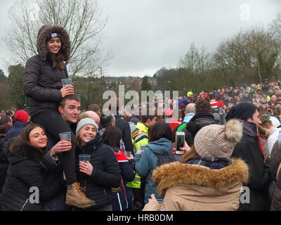 Ashbourne, Derbyshire, Regno Unito. Il rumble annuale tra il Uppards e Downards che è Ashbourne Royal Shrovetide Footabll luogo. Essenzialmente un gigante scrum di rugby che si svolge in tutta la città, i giocatori hanno per obiettivo la sfera in corrispondenza di uno dei due obiettivi e quale squadra si gioca per dipende dal fatto che vi sono nati verso l'alto o verso il basso del ruscello Henmore che greggi attraverso la città. Il tutto avviene di nuovo domani (1 marzo), il Mercoledì delle Ceneri. Gli amici in mezzo alla folla posano per una fotografia. Foto Stock