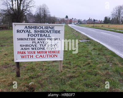 Ashbourne, Derbyshire, Regno Unito. Il rumble annuale tra il Uppards e Downards che è Ashbourne Royal Shrovetide Footabll luogo. Essenzialmente un gigante scrum di rugby che si svolge in tutta la città, i giocatori hanno per obiettivo la sfera in corrispondenza di uno dei due obiettivi e quale squadra si gioca per dipende dal fatto che vi sono nati verso l'alto o verso il basso del ruscello Henmore che greggi attraverso la città. Il tutto avviene di nuovo domani (1 marzo), il Mercoledì delle Ceneri. Segno di approccio alla storica città mercato di consigliare ai conducenti di parco con cautela. Foto Stock