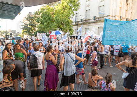 La Plata, Argentina. 28 Feb, 2017. I sostenitori dei sindacati sono al di fuori dell'Economia Ministero in attesa per la riunione di concludere. Credito: Federico Julien/Alamy Live News Foto Stock