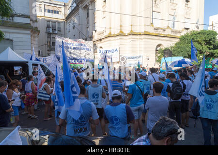 La Plata, Argentina. 28 Feb, 2017. I sostenitori dei sindacati sono al di fuori dell'Economia Ministero in attesa per la riunione di concludere. Credito: Federico Julien/Alamy Live News Foto Stock