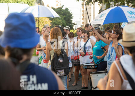 La Plata, Argentina. 28 Feb, 2017. I sostenitori dei sindacati sono al di fuori dell'Economia Ministero in attesa per la riunione di concludere. Credito: Federico Julien/Alamy Live News Foto Stock