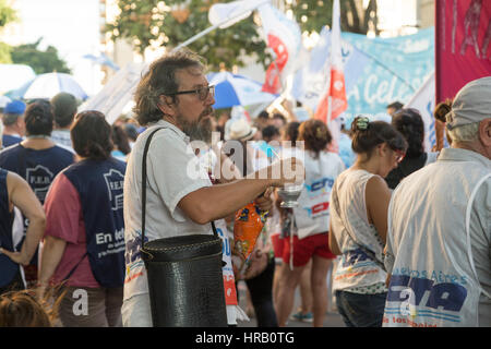 La Plata, Argentina. 28 Feb, 2017. I sostenitori dei sindacati sono al di fuori dell'Economia Ministero in attesa per la riunione di concludere. Credito: Federico Julien/Alamy Live News Foto Stock