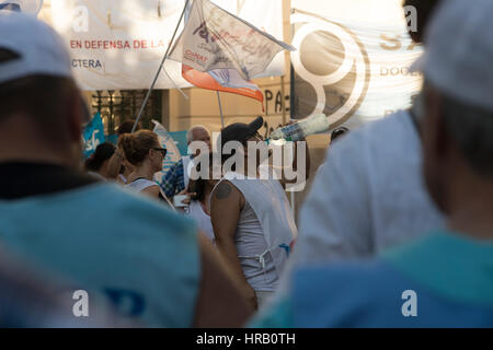 La Plata, Argentina. 28 Feb, 2017. I sostenitori dei sindacati sono al di fuori dell'Economia Ministero in attesa per la riunione di concludere. Credito: Federico Julien/Alamy Live News Foto Stock