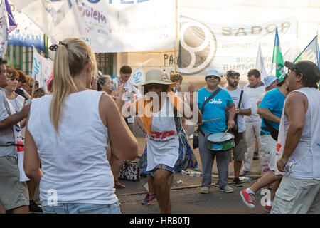 La Plata, Argentina. 28 Feb, 2017. I sostenitori dei sindacati sono al di fuori dell'Economia Ministero in attesa per la riunione di concludere. Credito: Federico Julien/Alamy Live News Foto Stock