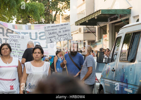 La Plata, Argentina. 28 Feb, 2017. I sostenitori dei sindacati sono al di fuori dell'Economia Ministero in attesa per la riunione di concludere. Credito: Federico Julien/Alamy Live News Foto Stock