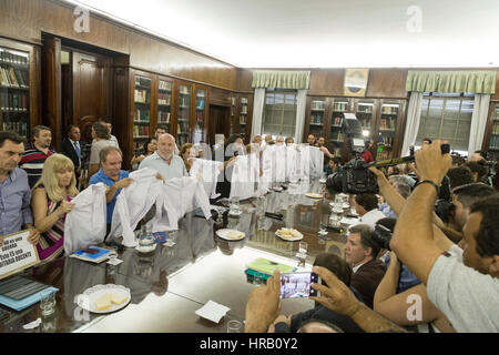 La Plata, Argentina. 28 Feb, 2017. Roberto Baradel e tutti i leader sindacali in occasione della riunione con il governo provinciale. Credito: Federico Julien/Alamy Live News Foto Stock