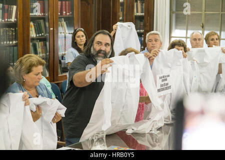 La Plata, Argentina. 28 Feb, 2017. Roberto Baradel e tutti i leader sindacali in occasione della riunione con il governo provinciale. Credito: Federico Julien/Alamy Live News Foto Stock