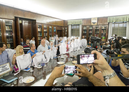 La Plata, Argentina. 28 Feb, 2017. Roberto Baradel e tutti i leader sindacali in occasione della riunione con il governo provinciale. Credito: Federico Julien/Alamy Live News Foto Stock