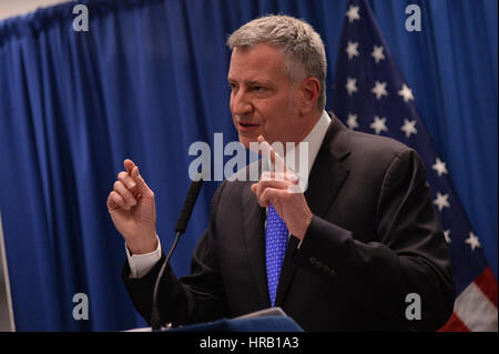 New York, Stati Uniti d'America. 28 Feb, 2017. Sindaco di New York City Bill de Blasio parla durante una conferenza stampa riguardante il fenomeno dei senzatetto, febbraio 28, 2017 a New York City. De Blasio ha annunciato un piano per creare o aprire 90 nuovi ospizi per i senza tetto nella città di New York nel corso dei prossimi cinque anni. Erik Pendzich/Alamy Live News Credito: Erik Pendzich/Alamy Live News Foto Stock