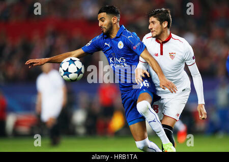 Siviglia, Spagna. Credito: D. 22 Feb, 2017. Riyad Mahrez (Leicester) Calcio/Calcetto : UEFA Champions League Round 16 prima gamba match tra Sevilla FC 2-1 Leicester City a Ramon Sanchez Pizjuan Stadium di Siviglia, Spagna. Credito: D .Nakashima/AFLO/Alamy Live News Foto Stock