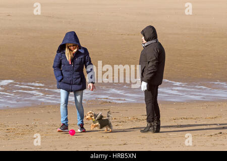 Crosby, Liverpool, Regno Unito. 1 Mar, 2017. Regno Unito Meteo nel Merseyside. Persone e cane walkers sul Crosby spiaggia vicino Liverpool, godendo il primo giorno di primavera. Un giorno di docce e luce del sole ma con una aspettativa di temperature più calde a seguire. Credito: Cernan Elias/Alamy Live News Foto Stock